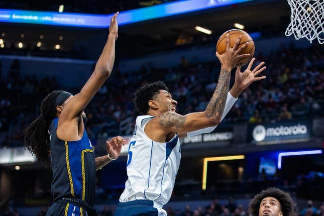 27. März 2023;  Indianapolis, Indiana, USA;  Dallas Mavericks-Stürmer Christian Wood (35) schießt den Ball, während Indiana Pacers-Stürmer Isaiah Jackson (22) im ersten Viertel im Gainbridge Fieldhouse verteidigt.