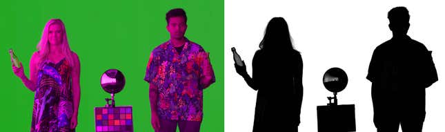 Ein Vergleich des am Set aufgenommenen Magenta Green Screen-Filmmaterials mit der Holdout-Matte, die automatisch durch den in der Kamera aufgenommenen Grünkanal erzeugt wird.