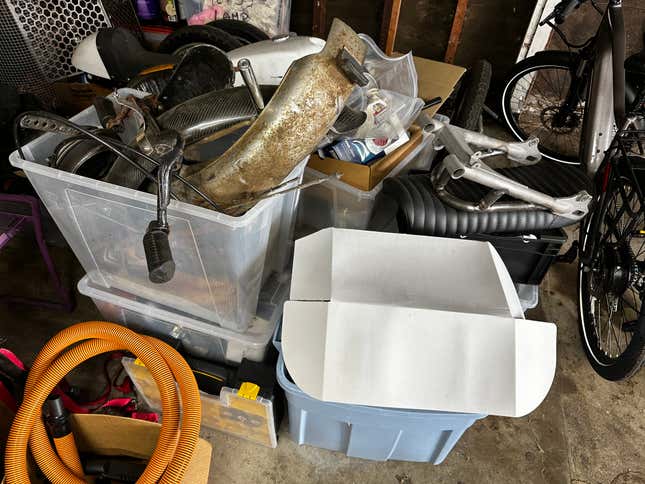 Motosiklet parçalarıyla dolu bir yığın kutu.