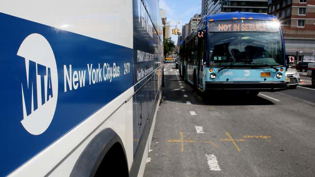 Ein außer Betrieb befindlicher Bus fährt am 15. August 2022 in New York.