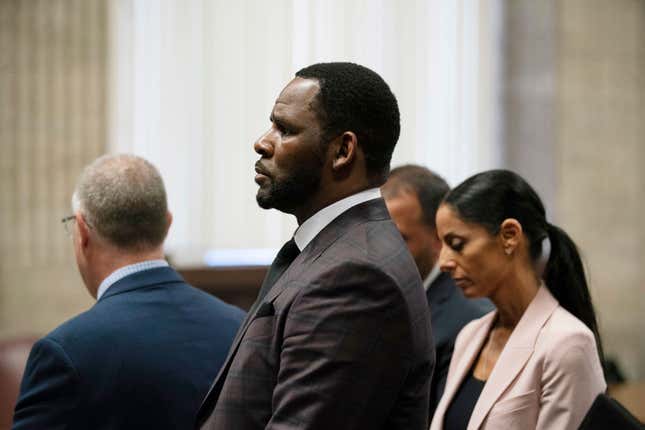 Image for article titled R. Kelly’s Federal Trial on Charges of Child Pornography Starts in Chicago