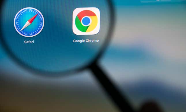 Los iconos de Safari y Chrome en una pantalla bajo una lupa.