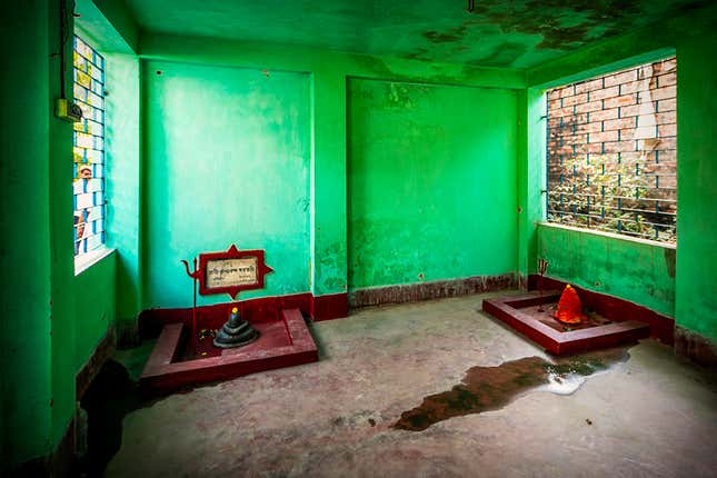 Tombs inside the Tarpan Ghat Shoshaan.