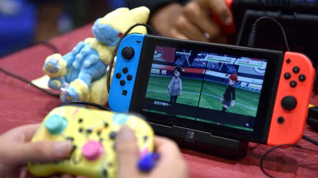 Players use controllers to play Pokemon on Switch.
