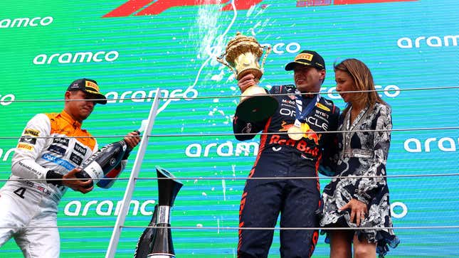   Rennsieger Max Verstappen aus den Niederlanden und Oracle Red Bull Racing (C) sowie der Zweitplatzierte Lando Norris aus Großbritannien und McLaren (L) feiern auf dem Podium während des F1 Grand Prix von Großbritannien auf dem Silverstone Circuit am 9. Juli 2023 in Northampton , England.