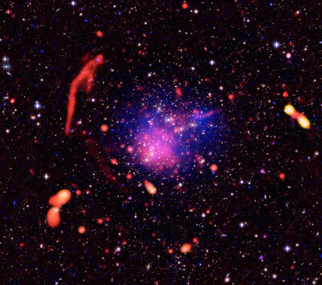 Una imagen del cúmulo de galaxias Abell 2744 tomada por los telescopios Chandra, Subaru, and the Jansky Very Large Array