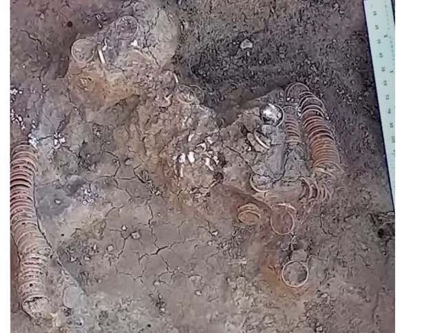 Imagen para el artículo titulado Descubren en una tumba rumana un alucinante tesoro antiguo de anillos de oro