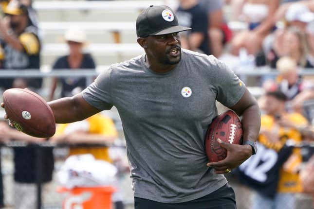 Pittsburgh Steelers senior defensive assistant Brian Flores works with the defense as they go through drills during practice at NFL football training camp in Latrobe, Pa., Monday, Aug. 8, 2022. The Steelers hired Flores as a senior defensive assistant in the offseason, not long after Flores filed a class action lawsuit against the NFL and several teams alleging racist hiring practices.