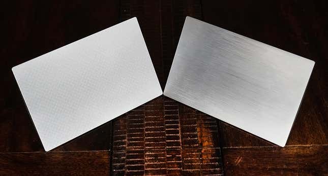 A la izquierda, la cama de la Photon M3 grabada a láser. A la derecha, la de la Photon Mono X.