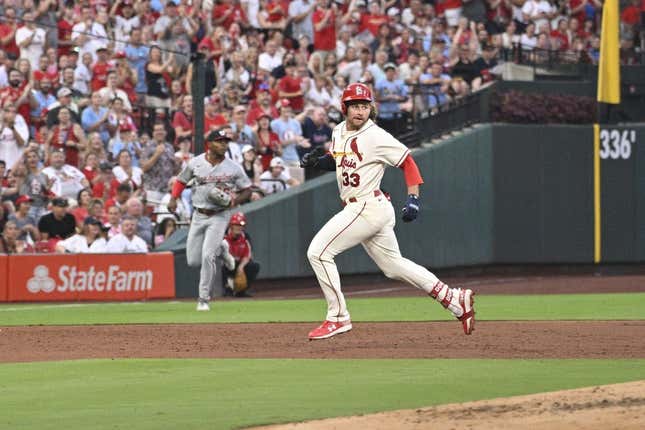 15. Juli 2023;  St. Louis, Missouri, USA;  St. Louis Cardinals Brendan Donovan (33) schaut zu, nachdem er im zweiten Inning in Spiel 2 eines Doppelkopfballs im Busch Stadium einen 2-Run-Triple gegen die Washington Nationals geschlagen hat.