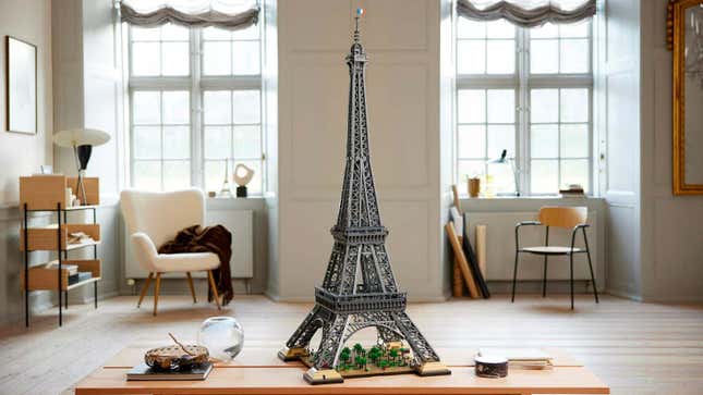 Imagen para el artículo titulado Esta enorme Torre Eiffel es el juego de Lego más alto de todos los tiempos