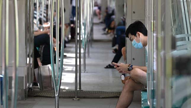 Personas viajan en un tren en Singapur el 5 de noviembre de 2021.