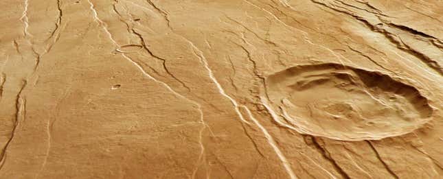 Imagen para el artículo titulado Las últimas imágenes de Marte muestran “marcas de garra” gigantes en la superficie