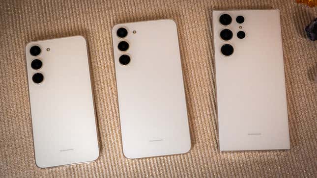 A photo showing the size difference between the Galaxy S23/S23+/S23 Ultra