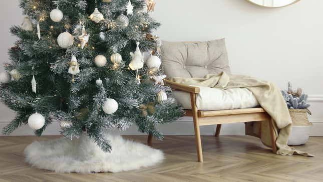 Image for article titled Three Cheap, Simple Ways to Make a No-Sew Christmas Tree Skirt