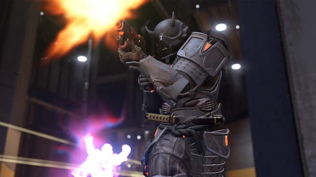 A Yokai sisakot viselő spártai támadó puskát lő a Halo Infinite -ben