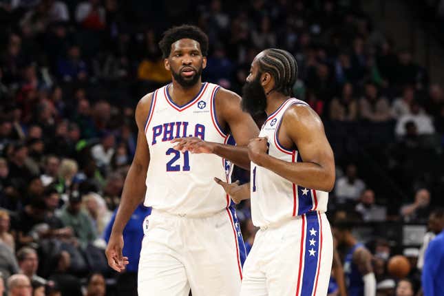 Joel Embiid (l.) and James Harden