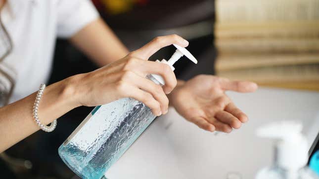 Image for article titled Use Soap Before Water to Clean Greasy Hands