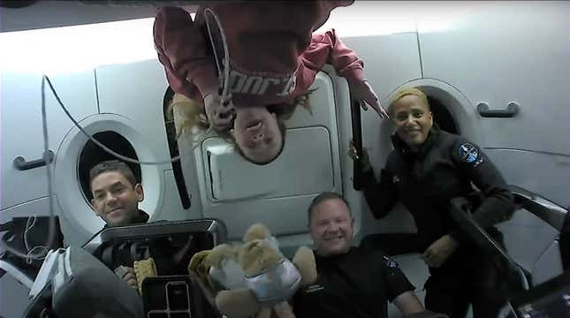Imagen para el artículo titulado Las naves de SpaceX tenían un fallo que esparcía la orina de los astronautas debajo de la cabina durante las misiones