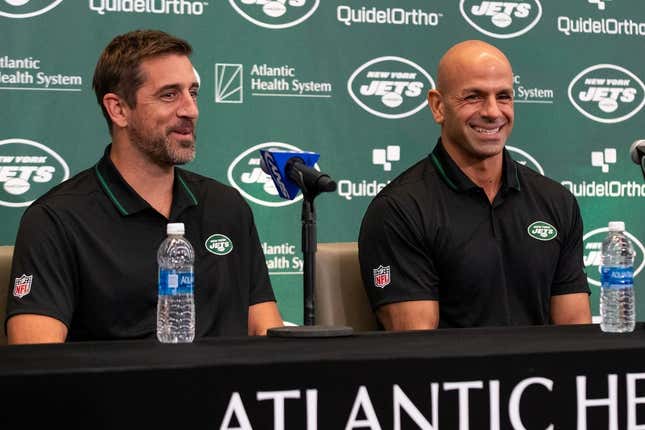 26. April 2023;  Florham Park, New Jersey, USA;  New York Jets-Quarterback Aaron Rodgers (links) und Cheftrainer Robert Saleh (rechts) lächeln während der Eröffnungspressekonferenz im Atlantic Health Jets Training Center.