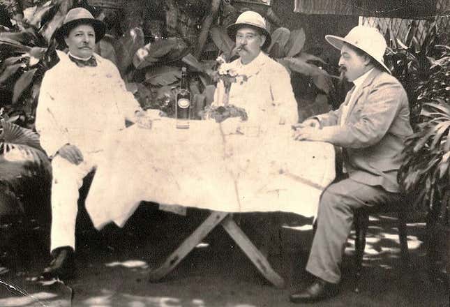 Giacomo D’Angelis (in the middle) with two agents of the Venetian Chamber of Commerce, in the garden of the D’Angelis Hotel, Madras, 1894.