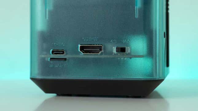 Imagen para el artículo titulado Este pequeño cubo permite jugar a juegos de Game Boy y Game Boy Advance en tu televisor