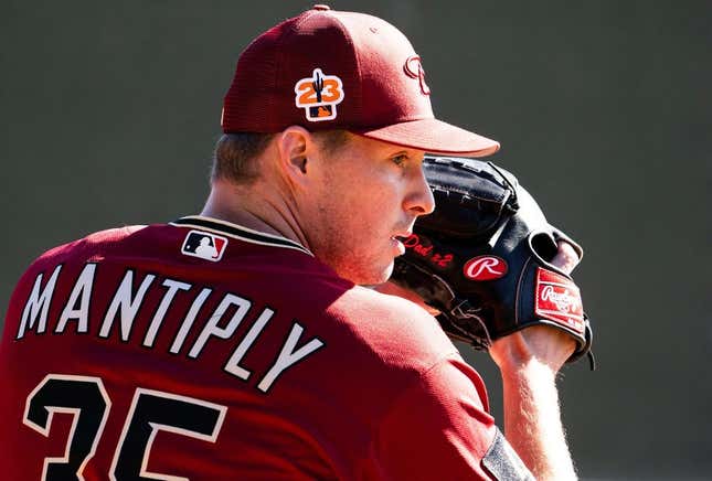 El lanzador de los Diamondbacks de Arizona, Joe Mantiply (35), lanza al bullpen durante el primer día de entrenamientos de primavera en Salt River Fields en Scottsdale el 15 de febrero de 2023. Primer entrenamiento de los Diamondbacks de la Mlb