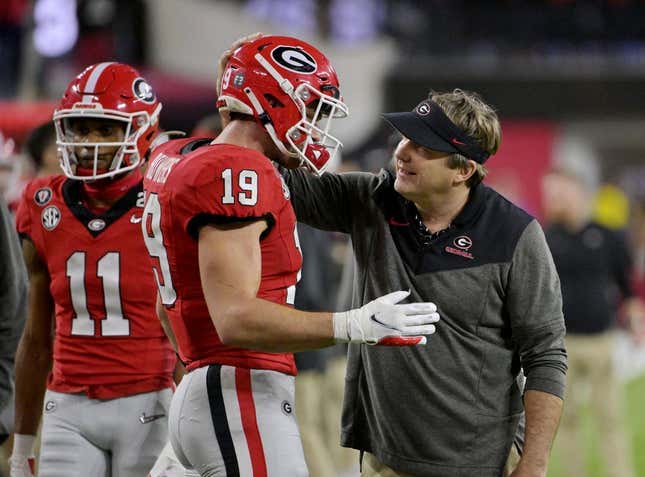 Georgia Bulldogs head coach Kirby Smart talks with tight end Brock Bowers (19) during the second half in the CFP national championship game against the TCU Horned Frogs at SoFi Stadium.