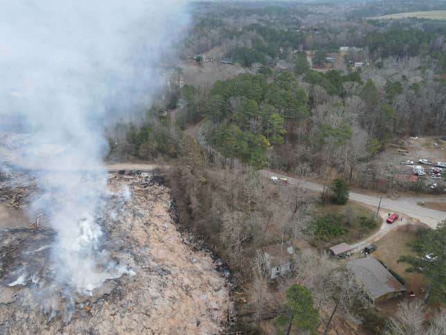 Houses are not too far from the St Clair County landfill fire in Alabama.