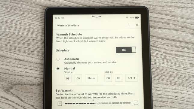 The color temperature of the Kindle Paperwhite 5 SE’s screen lighting can be adjusted manually, scheduled at a specific intensity, or adjust automatically based on the time of day and your location.