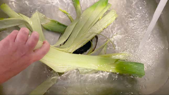 Image for article titled How to Clean Your Filthy Leeks