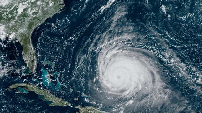 En una imagen satelital de la Administración Nacional Oceanográfica y Atmosférica, se muestra al huracán Lee continuando su lenta trayectoria oeste-noroeste a través del Océano Atlántico.  12 de septiembre de 2023.