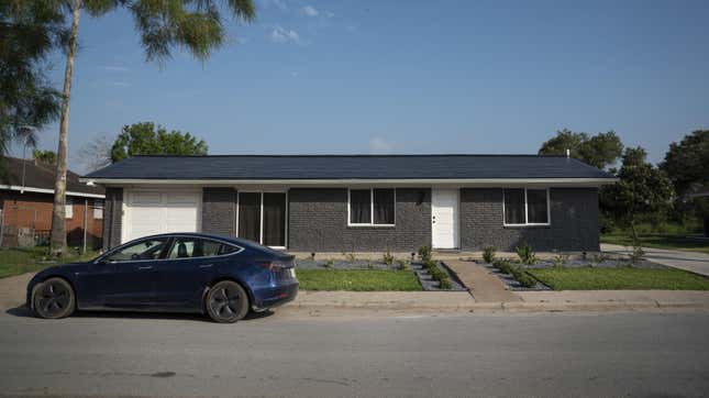 Ein Haus mit einem Tesla-Solardach in der Weems Street in Boca Chica Village, Texas, USA, am Montag, 21. Juni 2021.