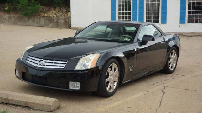   Ein schwarzer Cadillac XLR parkte auf einem kleinen Parkplatz.