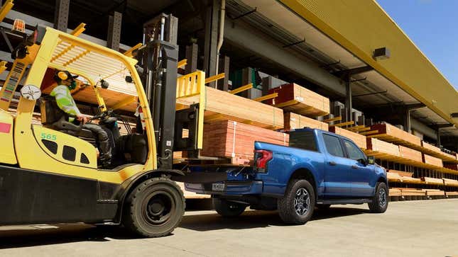 Imagen para el artículo titulado Ford revela la F-150 Lighting, su primera y esperadísima camioneta eléctrica