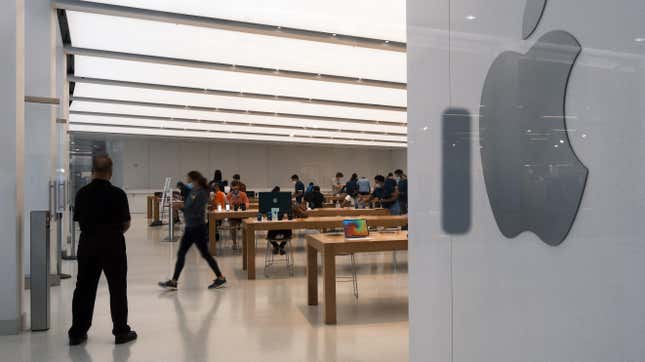 Image for article titled Apple Workers, Alleging Discrimination and a &#39;Culture of Secrecy,&#39; Mobilize