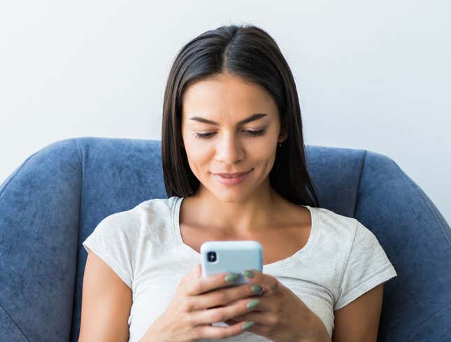 Image for article titled Woman Always Starts Texts With ‘Hey’ So Recipient Knows She Talking To Them