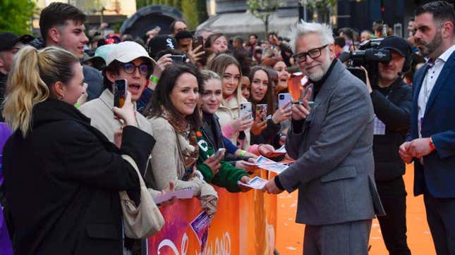 James Gunn, firmando autógrafos en Disneyland el pasado mes de abril.