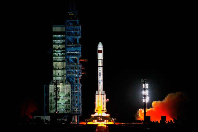 Un cohete Long March 2F despega desde Jiuquan para poner en órbita uno de los módulos de la estación Tiangong
