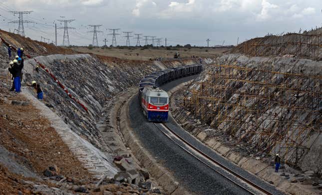 Transporting ballast used in the construction of the SGR.