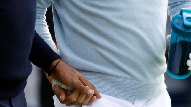 Tiger Woods hands Justin Thomas a tampon
