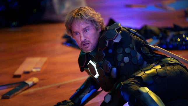 Owen Wilson In Superhelden-Powerrüstung.