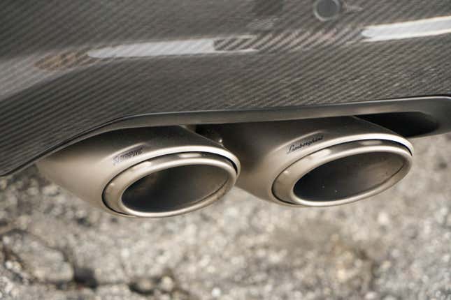 Two titanium exhaust tips on Lamborghini Urus Performante 2023