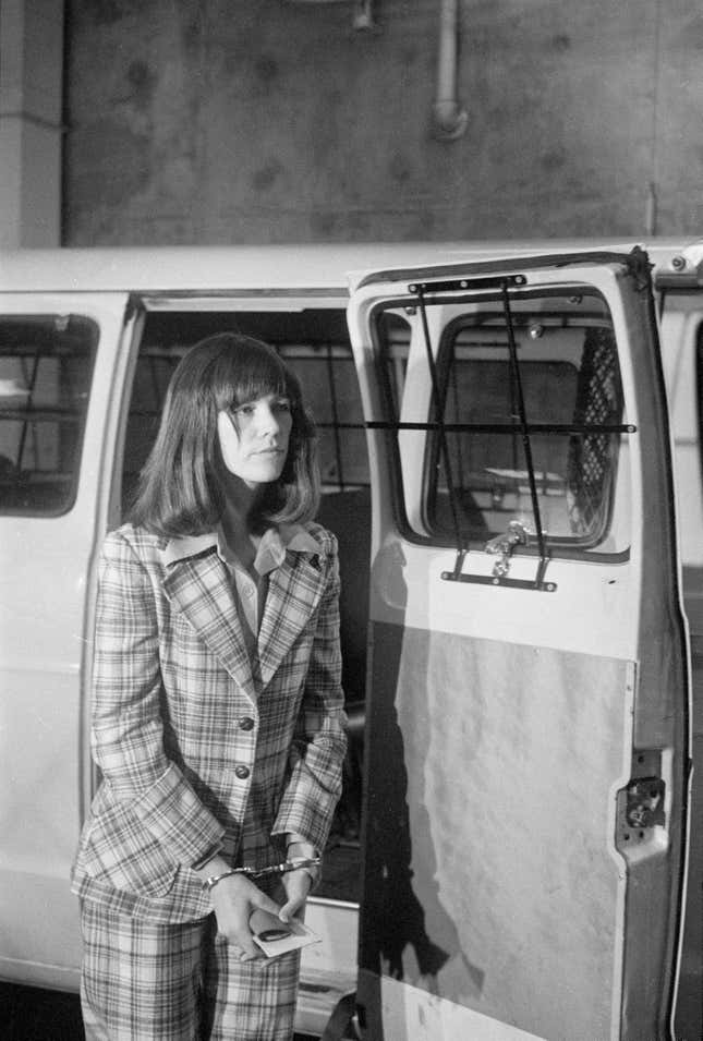 Van Houten kommt am 26. April 1977 zu ihrem Wiederaufnahmeverfahren in Los Angeles.