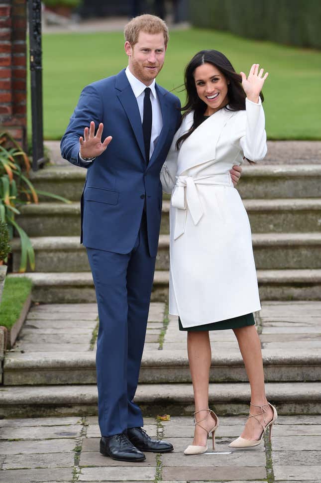 Britain's Prince Harry poses with Meghan Markle in the Sunken Garden of Kensington Palace, London, Britain, November 27, 2017. REUTERS/Eddie Mulholland/Pool - RC1F0054E660