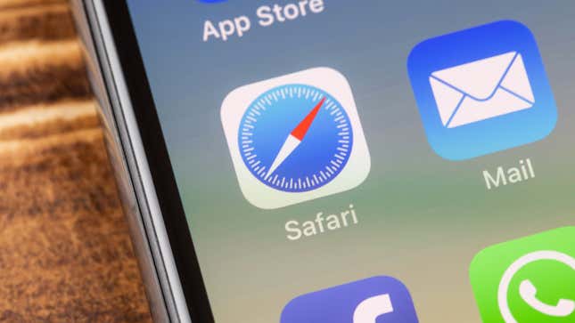 Image for article titled How to Move Safari&#39;s Search Bar Back Where It Belongs in iOS 15