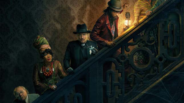 ملصق تشويقي لنسخة ديزني الجديدة من فيلم Haunted Mansion، والذي يضم طاقم الفيلم الرئيسي.