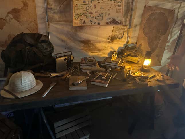 Image for article titled Behold The Throne of Photo Ops at the Jurassic Park SDCC Experience