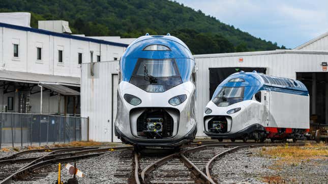 Fertiggestellte Amtrak Acela-Triebzüge auf dem Bahnhofsgelände der Alstom-Produktionsstätte in Hornell, NY, Mittwoch, 27. Juli 2022.