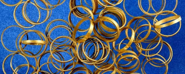 Imagen para el artículo titulado Descubren en una tumba rumana un alucinante tesoro antiguo de anillos de oro